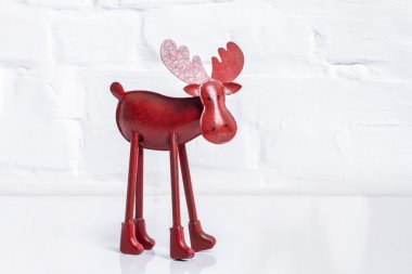 Beyaz tuğla duvar üzerinde kırmızı Ren geyiği
