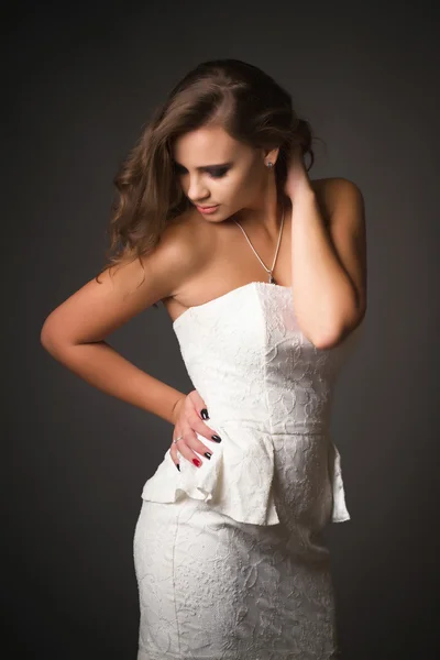 Hermosa mujer en vestido blanco sobre un fondo oscuro —  Fotos de Stock