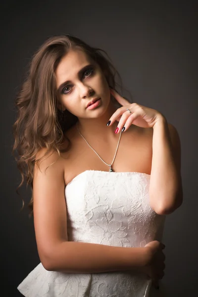 Chica en vestido blanco, fondo negro —  Fotos de Stock