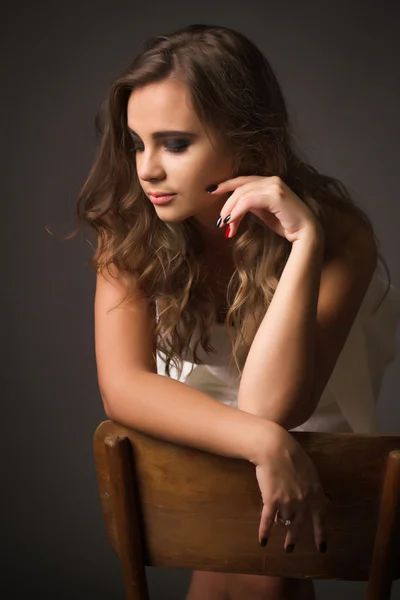 Chica en vestido blanco, fondo negro —  Fotos de Stock