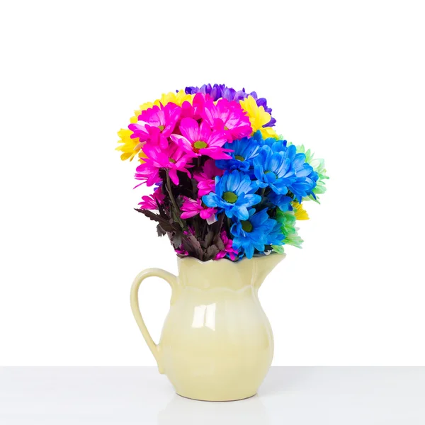 Bunte frische Blumen im Krug — Stockfoto