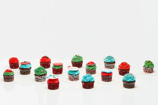 Beaucoup de cupcakes savoureux avec des saupoudres, chocolat — Photo