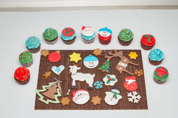 Jul godis. Kakor, cupcakes, pralin. Ljus bakgrund — Stockfoto
