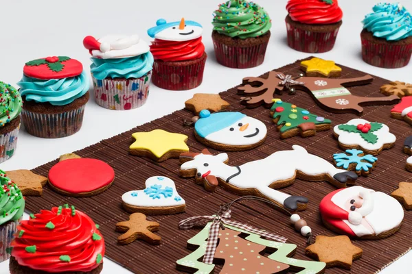 Kerstmis behandelt. Gebak, cupcakes, confectie. Lichte achtergrond — Stockfoto