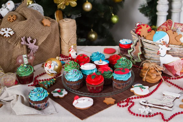 Navidad varias galletas de jengibre, pasteles, cupcakes . —  Fotos de Stock