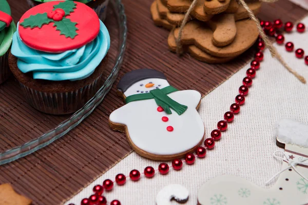 Kerstmis verschillende peperkoek koekjes, gebak, cupcakes. — Stockfoto