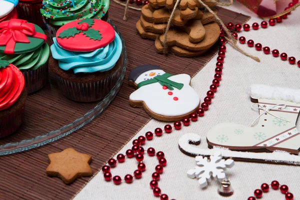 Natale vari biscotti pan di zenzero, torte, cupcakes . — Foto Stock