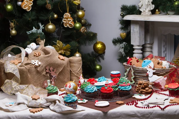 Kerstmis verschillende peperkoek koekjes, gebak, cupcakes. — Stockfoto