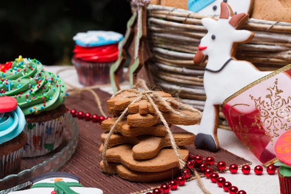 Kerstmis verschillende peperkoek koekjes, gebak, cupcakes. — Stockfoto