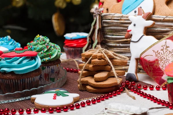 Noël divers biscuits au pain d'épice, gâteaux, cupcakes . — Photo