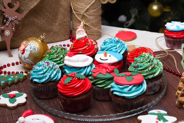 Jul godis. Kakor, cupcakes, pralin. Ljus bakgrund — Stockfoto