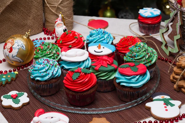 Kerstmis behandelt. Gebak, cupcakes, confectie. Lichte achtergrond — Stockfoto