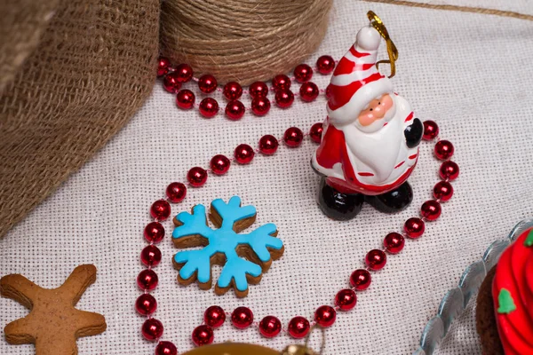 Doces de Natal. Bolos, cupcakes, confeção. Fundo de luz — Fotografia de Stock