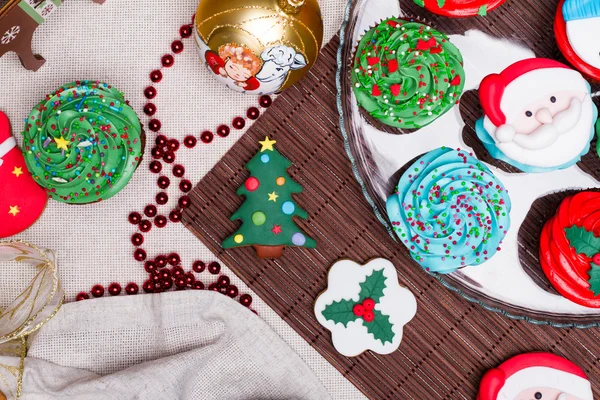 Kerstmis verschillende peperkoek koekjes, gebak, cupcakes. — Stockfoto