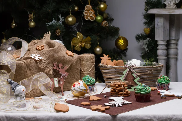 Christmas olika pepparkakor cookies, kakor, muffins. — Stockfoto