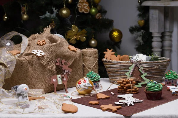 クリスマス様々 なジンジャーブレッドのクッキー、ケーキ、カップケーキ. — ストック写真