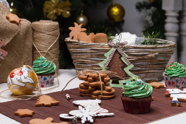 Karácsonyi különböző mézeskalács sütik, torták, cupcakes. — Stock Fotó