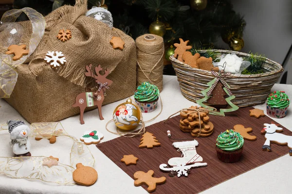 Christmas various gingerbread cookies, cakes, cupcakes. — Stock Photo, Image