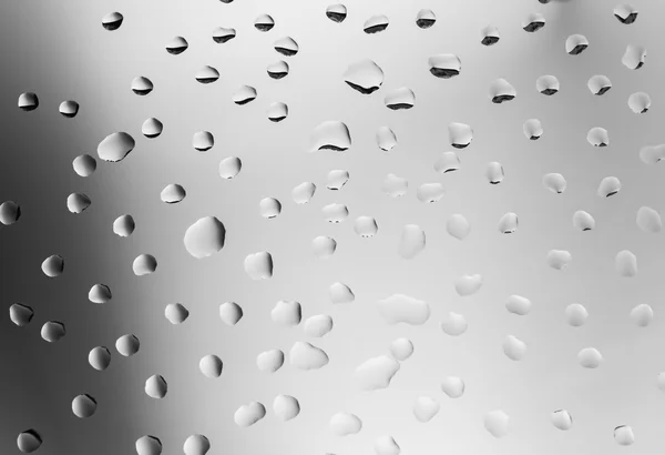 Gota de agua transparente sobre fondo gris claro — Foto de Stock