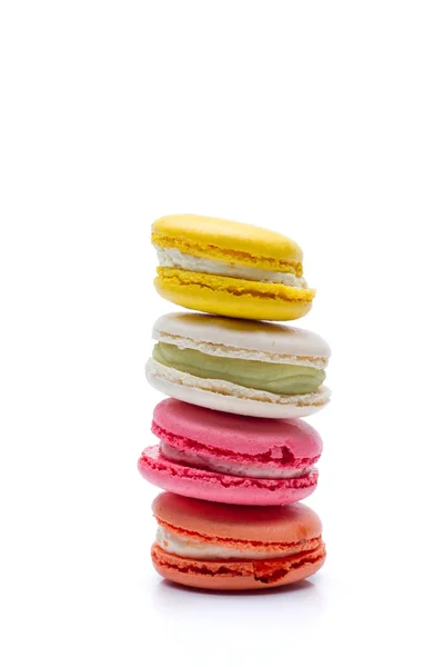Süße und farbenfrohe französische Makronen auf weißem Hintergrund — Stockfoto