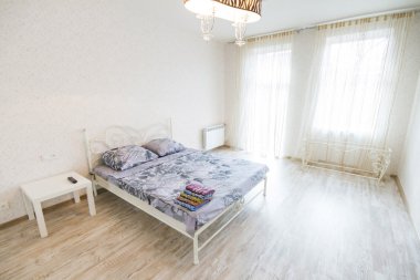 İç tasarım büyük modern yatak odası