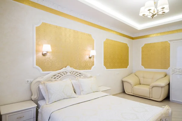 Luxuriöses Bett mit Kissen im königlichen Schlafzimmer-Interieur — Stockfoto