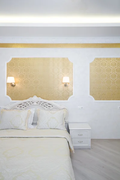 Роскошная кровать с подушкой в интерьере королевской спальни — стоковое фото