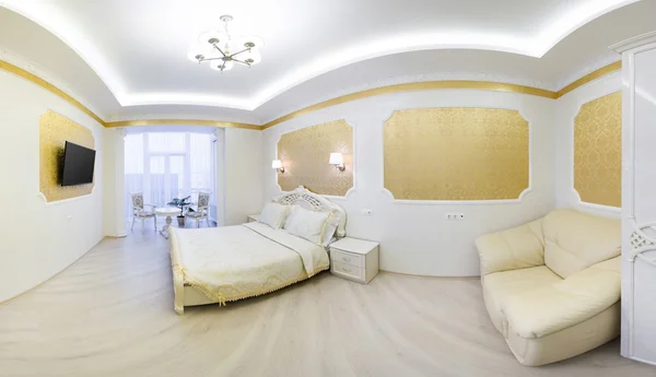 Cama luxuosa com almofada no interior do quarto real — Fotografia de Stock