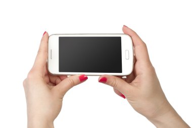 Elinde beyaz smartphone gösterilen kadın. İzole arka plan. Saf siyah Gradyan ekran telefon.