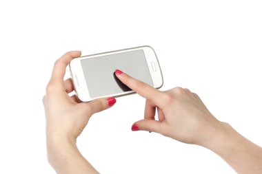 El kız telefon. Kız parlak kırmızı manikür yandan. Kız dokunmatik ekranda hareket yapar. Beyaz arka plan üzerinde izole.
