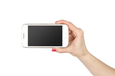 Elinde beyaz smartphone gösterilen kadın. İzole arka plan. Saf siyah Gradyan ekran telefon.