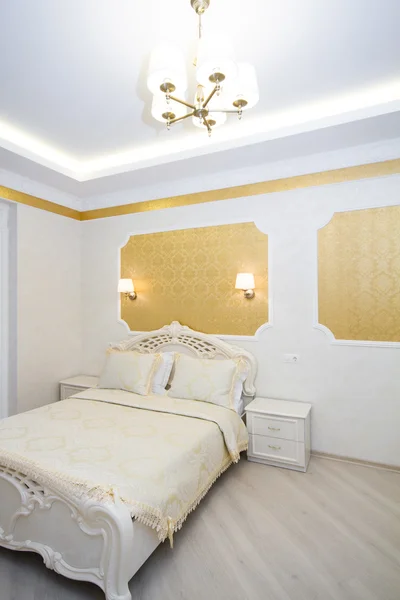 Luxe bed met kussen in koninklijke slaapkamer interieur — Stockfoto