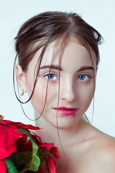 Retrato de beleza da jovem. Imagem da manhã com o efeito do rosto molhado. A menina nas mãos segurando uma flor vermelha . — Fotografia de Stock