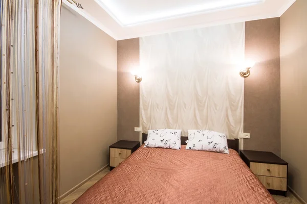 Camera d'albergo. Piccola camera con letto matrimoniale . — Foto Stock