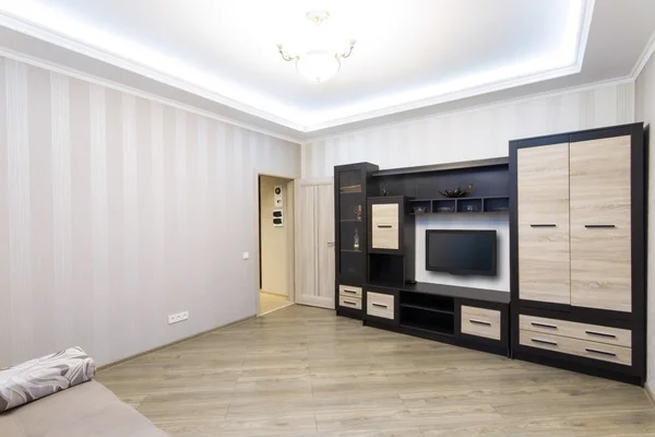 Mobilya, büyük dolap ve Tv geniş oda.