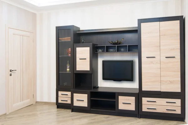 Amplia habitación con muebles, armario grande y TV . — Foto de Stock