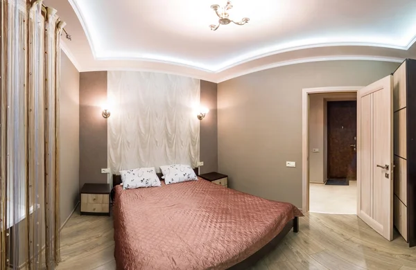 Номер отеля "Панорама". Маленькая спальня с двуспальной кроватью . — стоковое фото