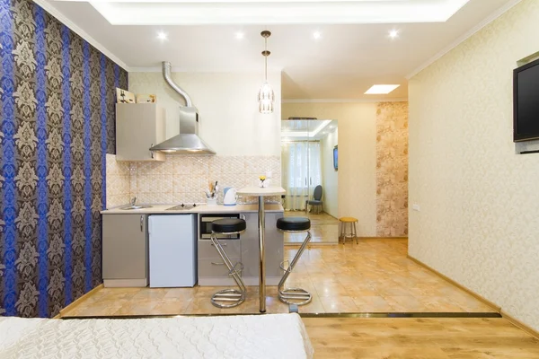 Modern lägenhet. Kök och vardagsrum — Stockfoto