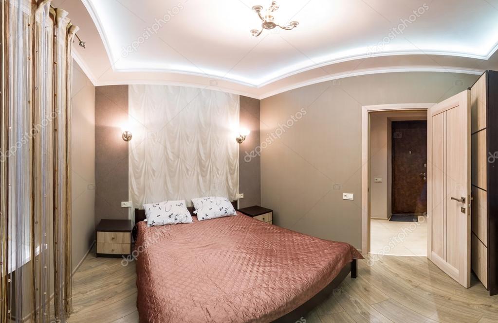 A panorama hotel szoba. kis hálószoba dupla ággyal — stock fotó ... Modern kicsi hálószoba
