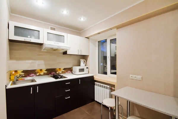 Ruime studio appartement, weergave van de keuken. — Stockfoto