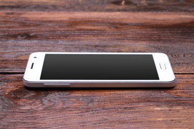 boş ekran ahşap masanın üzerinde yatan ile akıllı telefon