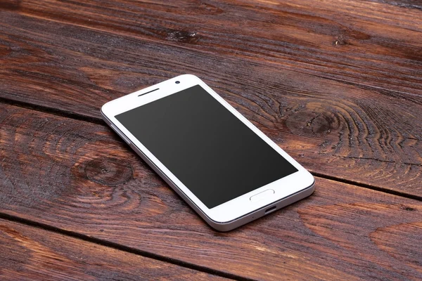 boş ekran ahşap masanın üzerinde yatan ile akıllı telefon