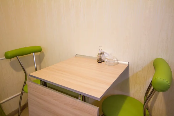 Kleine keukentafel met twee groene stoelen — Stockfoto