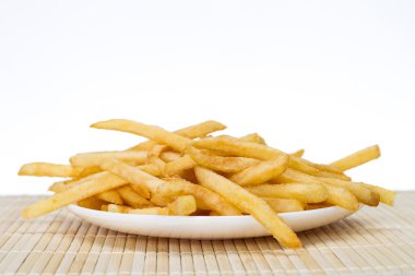 ahşap tahta üzerinde bir küçük beyaz kağıt torba patates kızartması