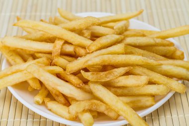 küçük bir beyaz kağıt torba patates kızartması