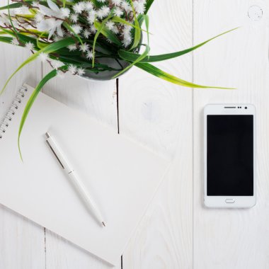 Ahşap masa üzerinde basit çalışma alanı