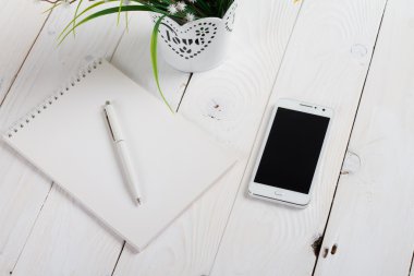 Ahşap masa üzerinde basit çalışma alanı