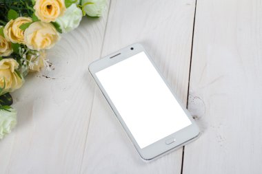 boş ekran ahşap masanın üzerinde yatan ile akıllı telefon