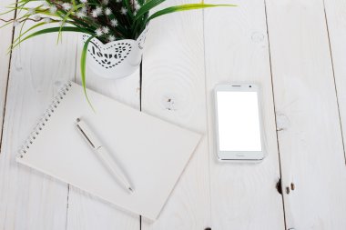 boş ekran ahşap masanın üzerinde yatan ile akıllı telefon