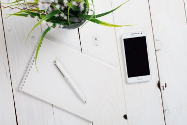 Ahşap masa üzerinde basit çalışma alanı